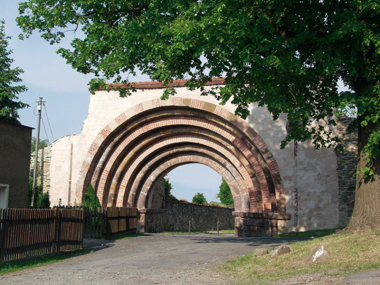 Das romanische Portal an der Westseite